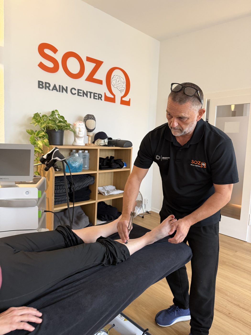 Dr. med. Dirk Lemke bei einer Behandlung in der Praxis Brainworks Heidelberg