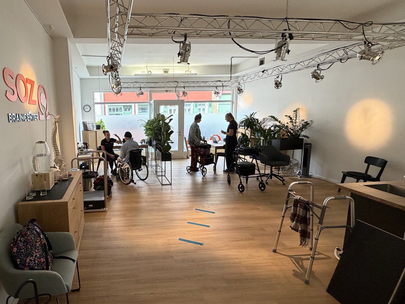 Blick in die Praxis Brainworks Heidelberg mit Trainingsbereich
