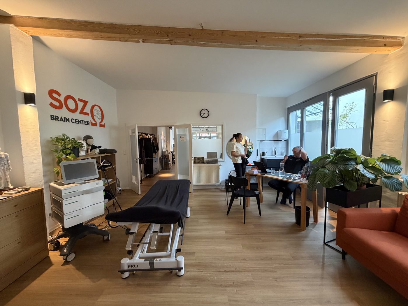 Heller Behandlungsraum mit Liege