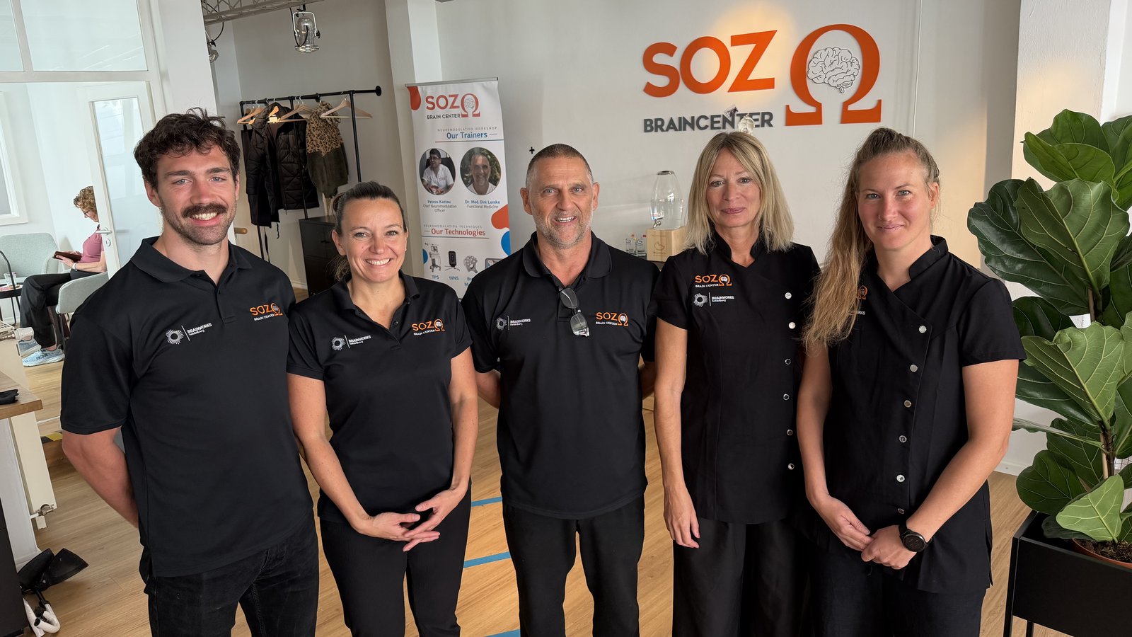 Das Praxisteam von Brainworks Heidelberg vor dem SOZO-Logo