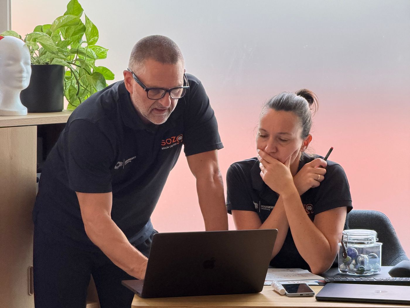 Dr. med. Lemke und eine Mitarbeiterin planen einen Termin am Laptop